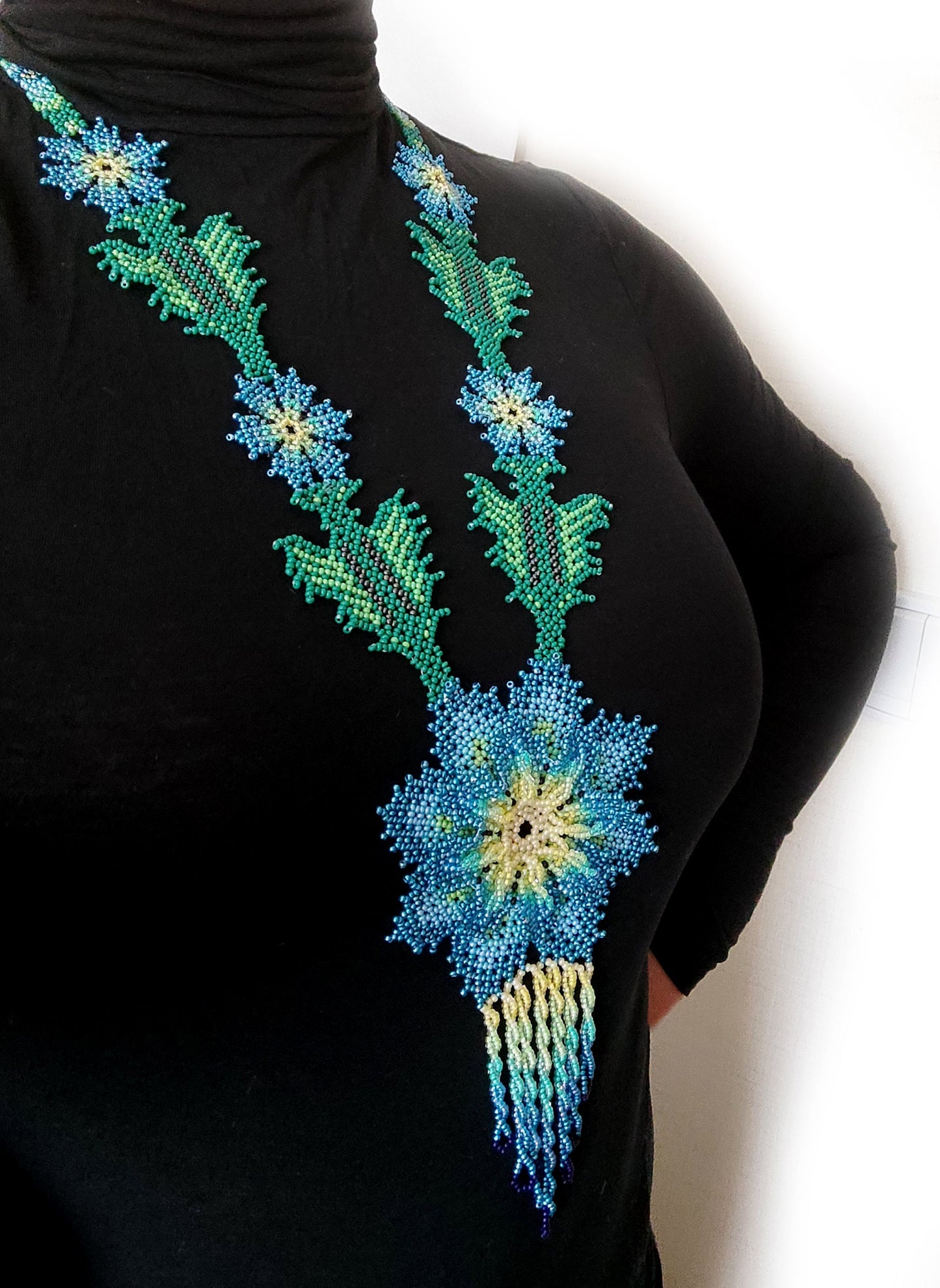 Halskette Perlenkette mit blauen Blumen Huichol Ethno Mexikanisch Indianisch mit Fransen