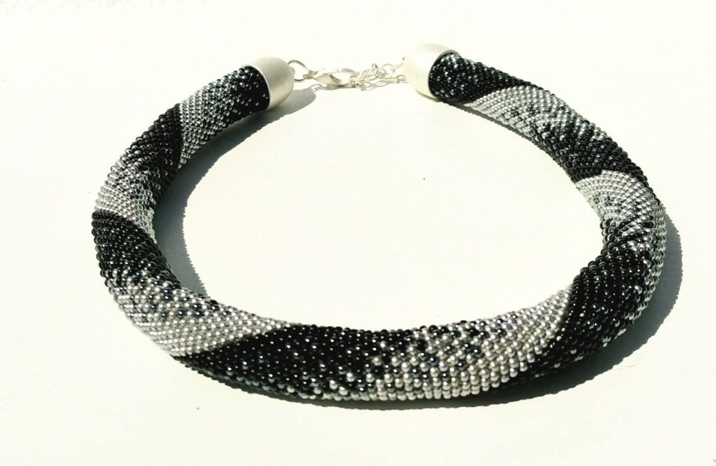 Feierliche Statement Halskette aus Glasperlen Schlauchkette Schwarz Silber Gehäkelte Perlenkette