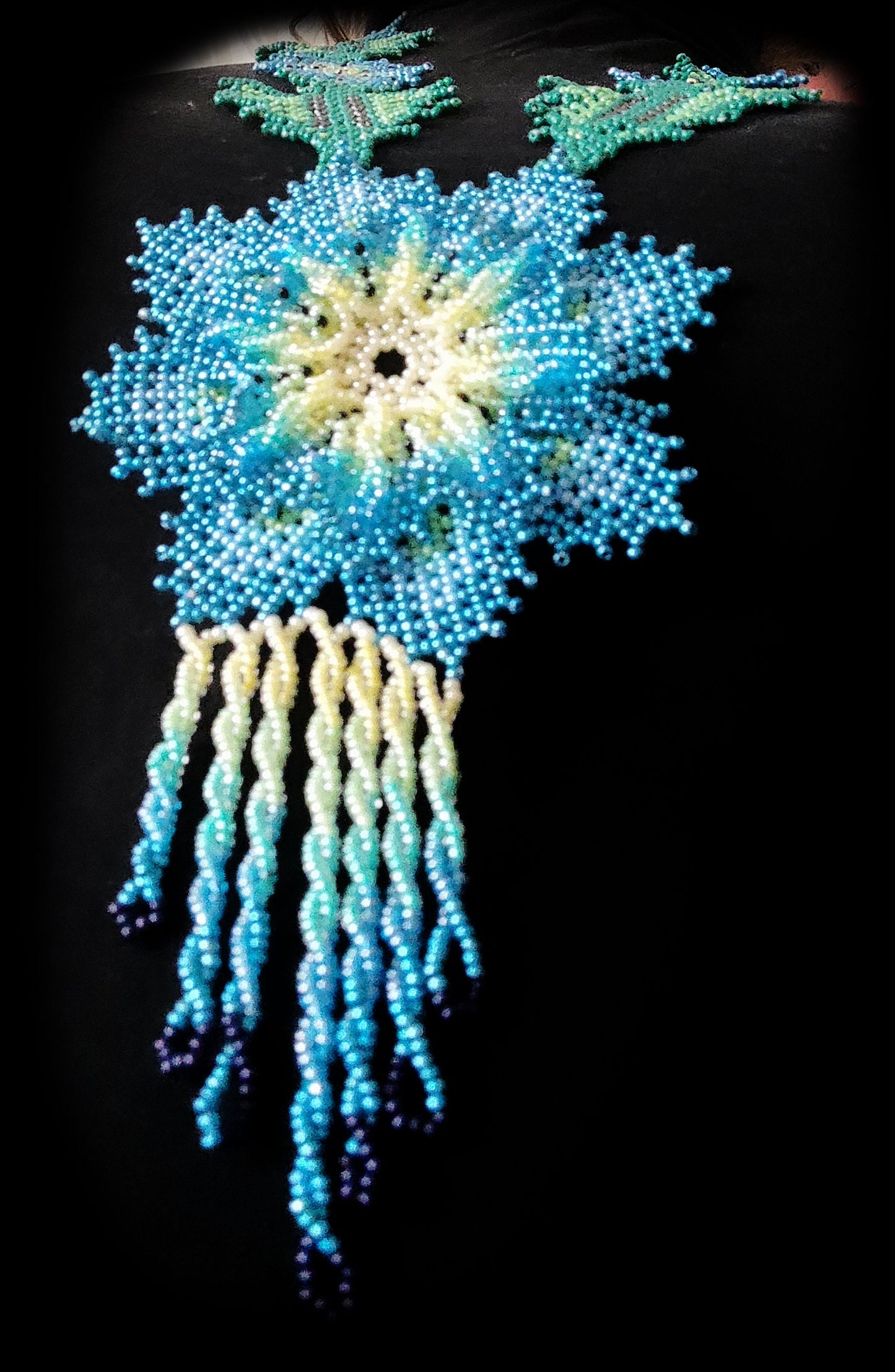 Halskette Perlenkette mit blauen Blumen Huichol Ethno Mexikanisch Indianisch mit Fransen