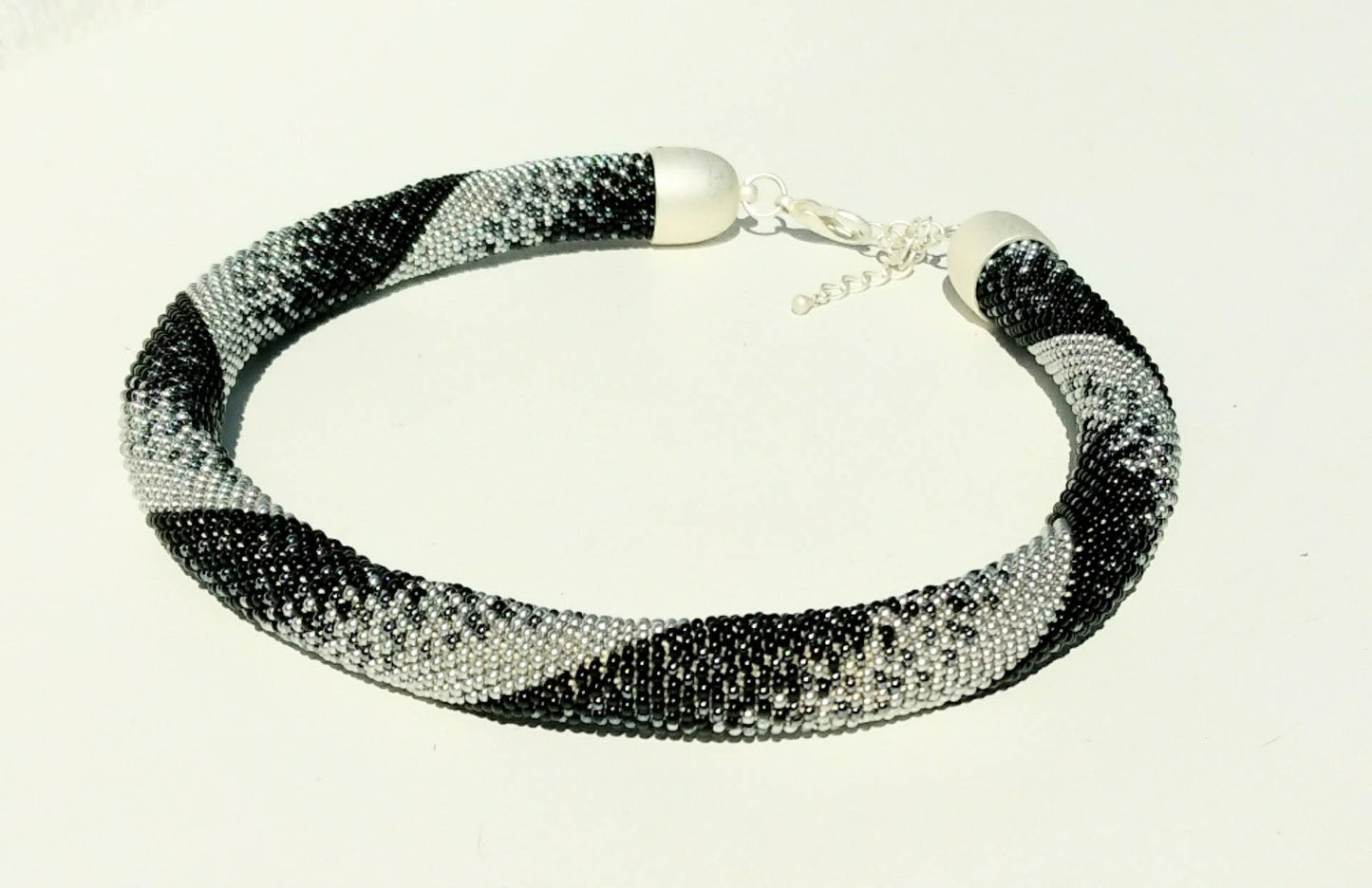 Feierliche Statement Halskette aus Glasperlen Schlauchkette Schwarz Silber Gehäkelte Perlenkette