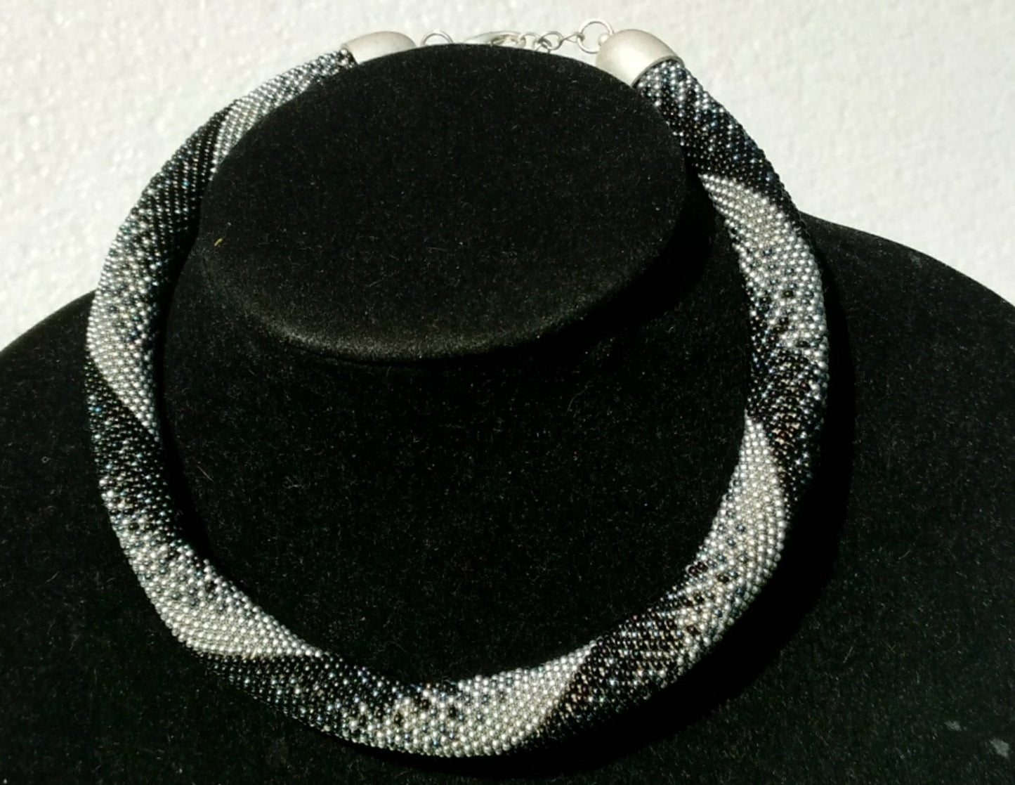 Feierliche Statement Halskette aus Glasperlen Schlauchkette Schwarz Silber Gehäkelte Perlenkette