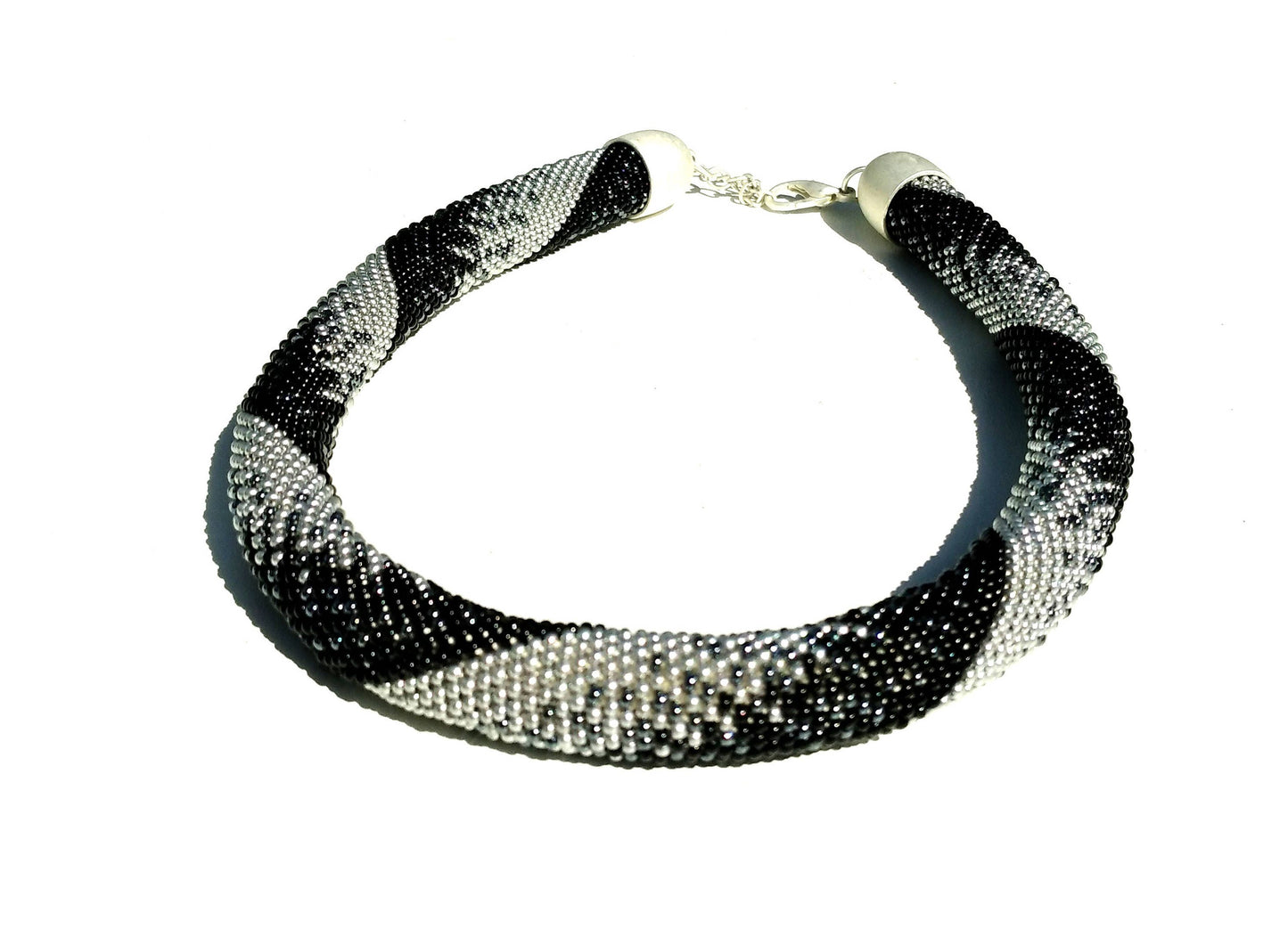 Feierliche Statement Halskette aus Glasperlen Schlauchkette Schwarz Silber Gehäkelte Perlenkette
