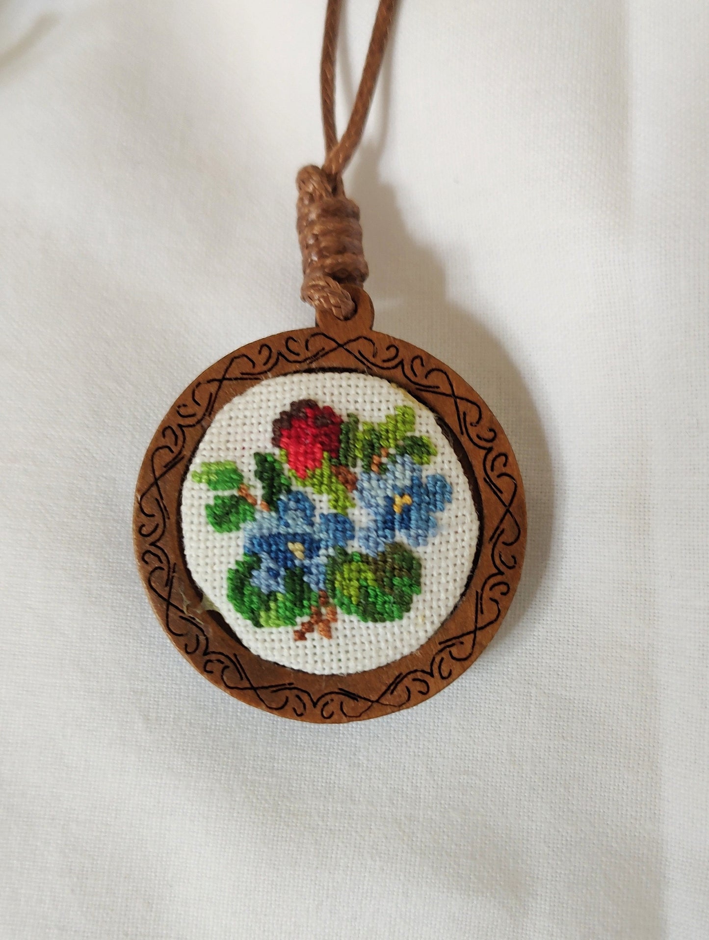 Bestickter Anhänger Blumenmuster Stiefmütterchen Medaillon Ethno