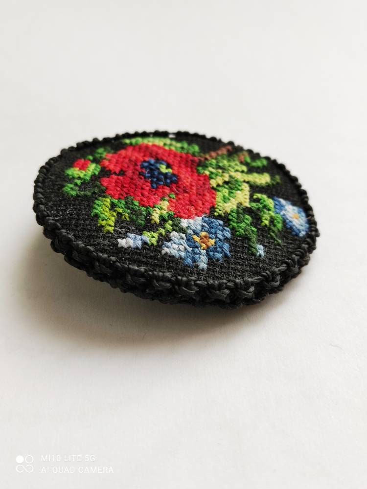 Brosche Kreutz bestickt Mohnblume