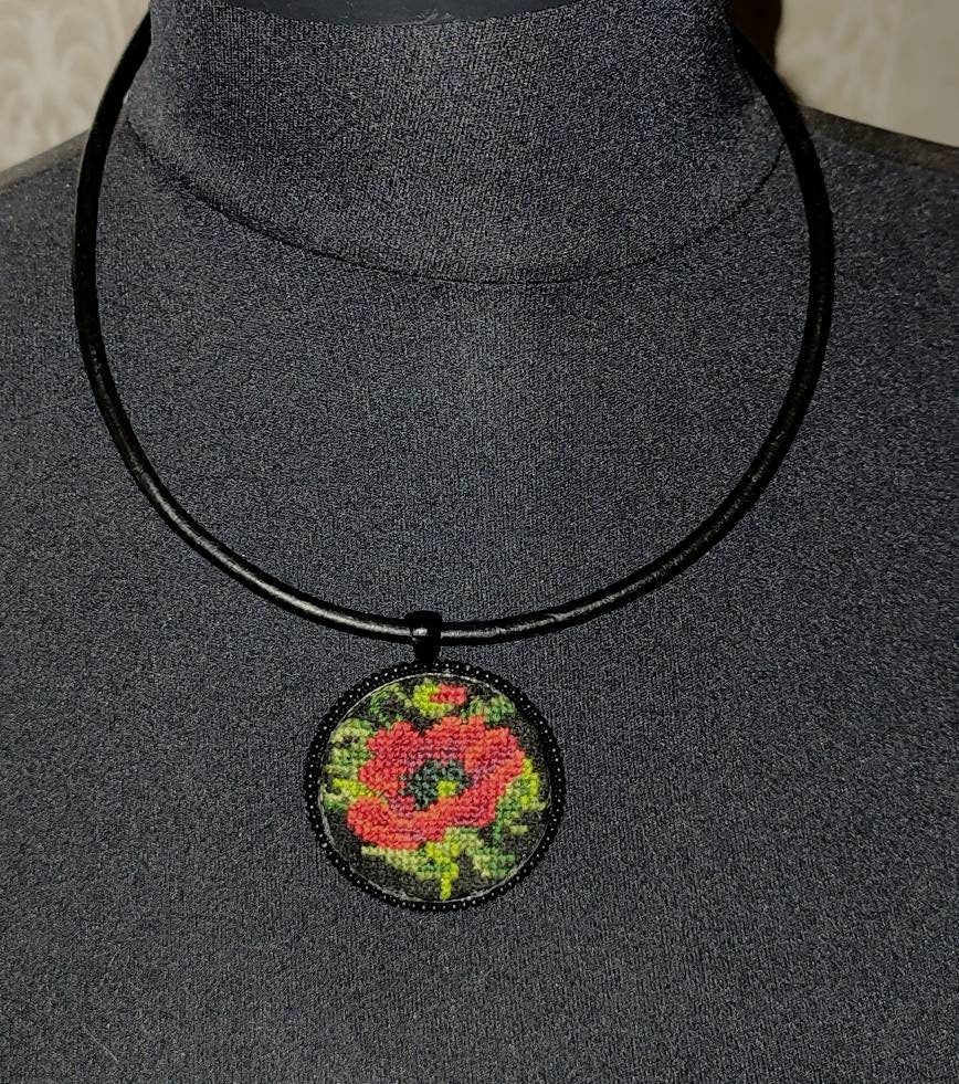 Halskette Choker mit bestickten Medaillon Blumenmuster Mohnblume Ethno