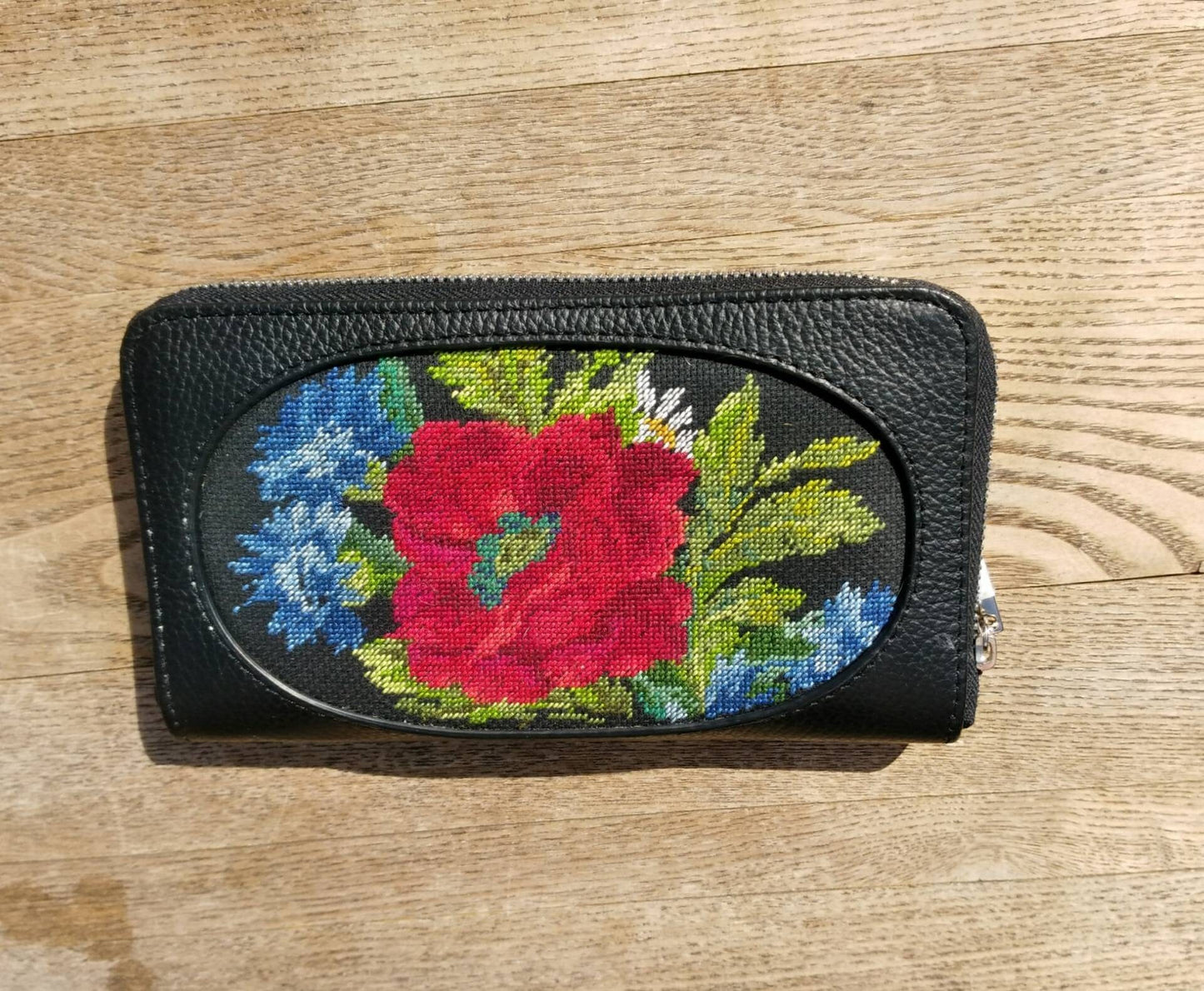 Clutch Handtasche Portmonee Leader mit Handstickerei Wildblumen