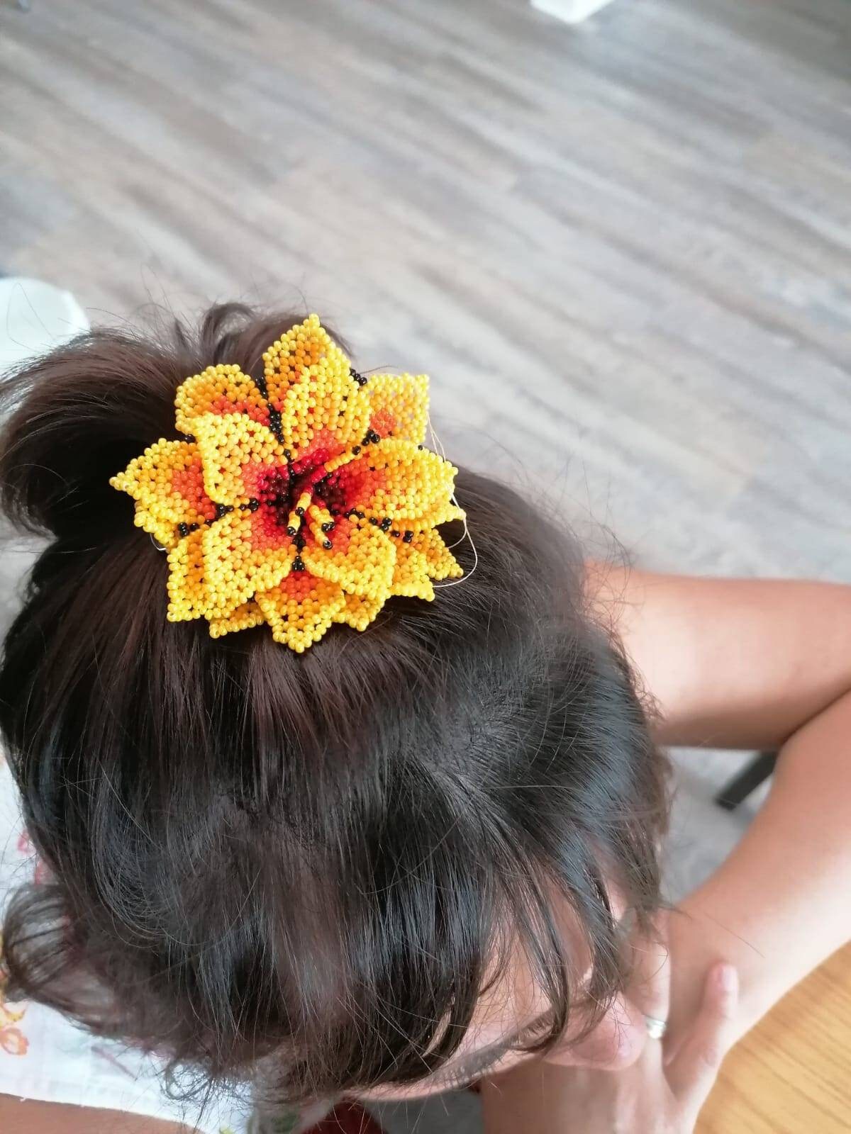 Gelbe Blume Haarclip aus Glasperlen Huichol Style Haar-Accessoires