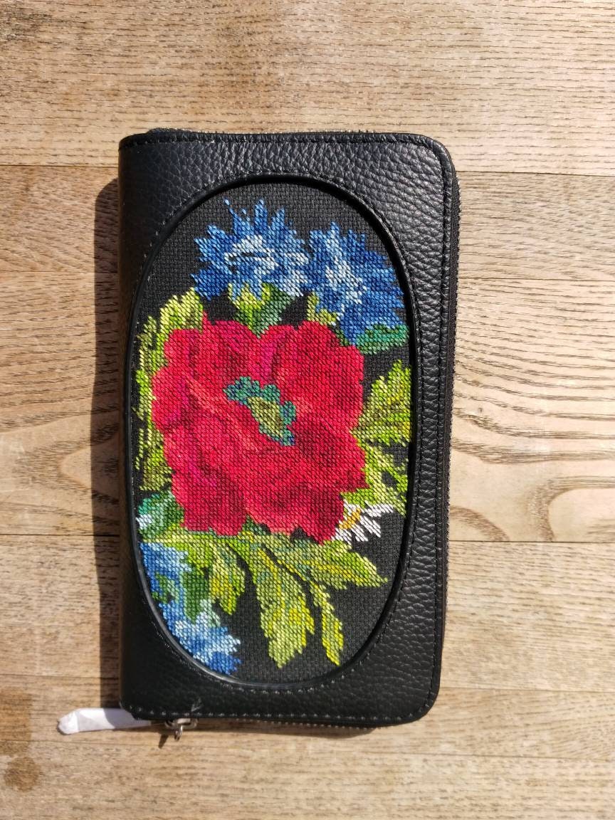 Clutch Handtasche Portmonee Leader mit Handstickerei Wildblumen
