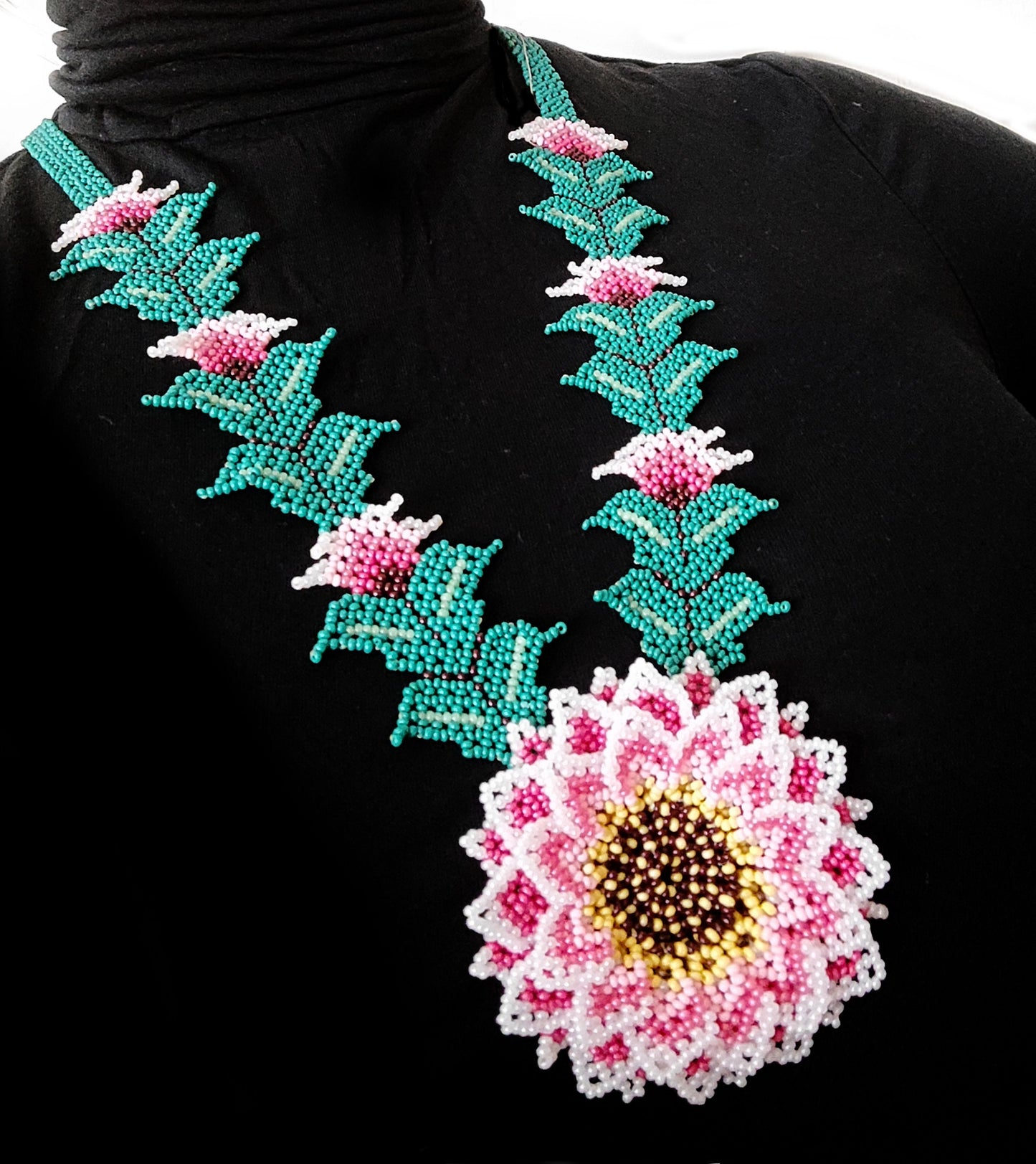 Halskette Perlenkette mit 3D Blumen Huichol Ethno Indianisch
