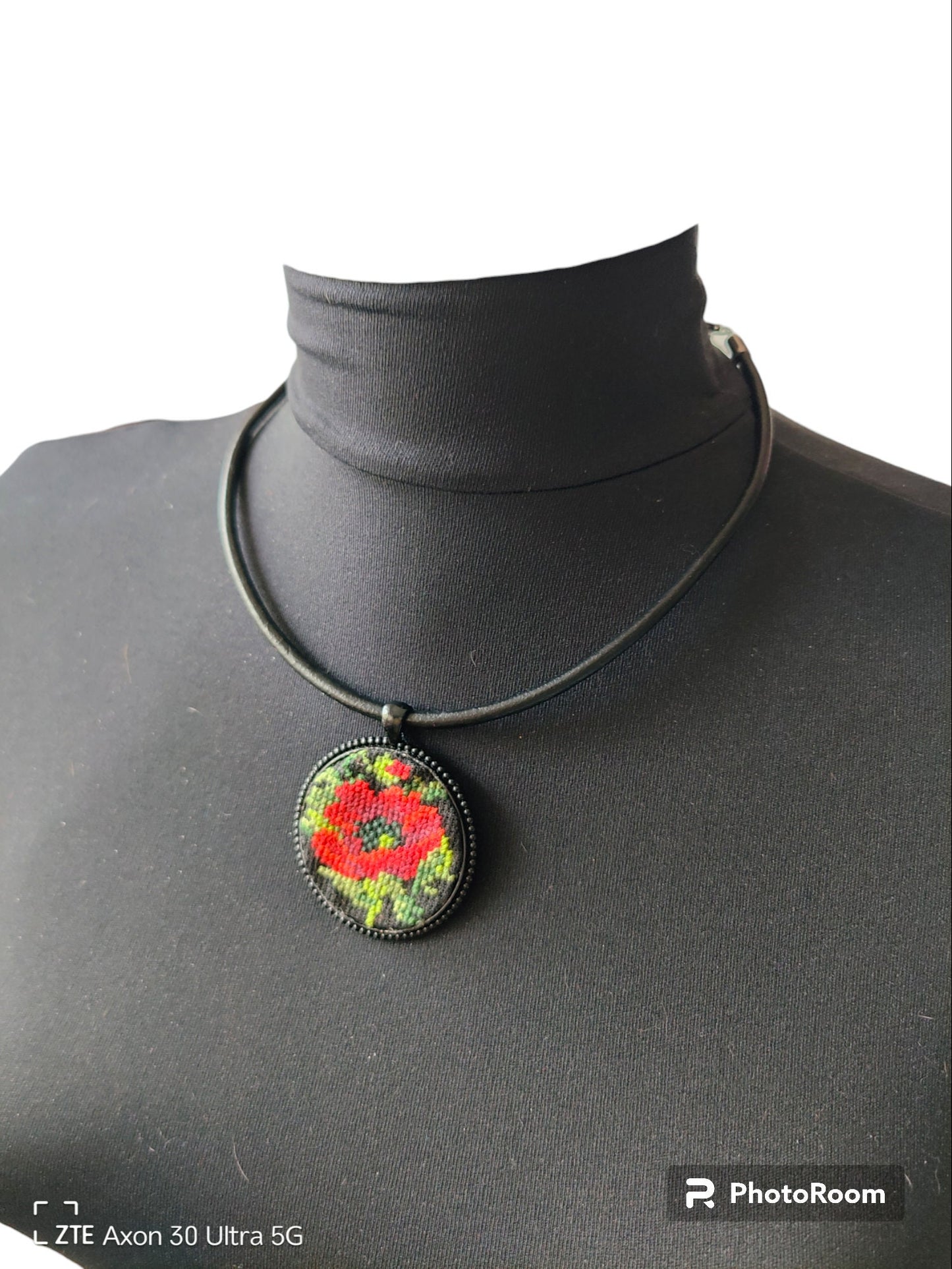 Halskette Choker mit bestickten Medaillon Blumenmuster Mohnblume Ethno