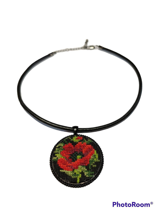 Halskette Choker mit bestickten Medaillon Blumenmuster Mohnblume Ethno