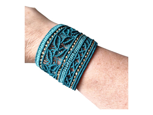 Makrame Armband petrol grün mit Perlen Blätter Muster  Magnet Verschluss