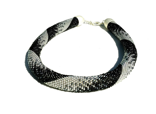 Feierliche Statement Halskette aus Glasperlen Schlauchkette Schwarz Silber Gehäkelte Perlenkette