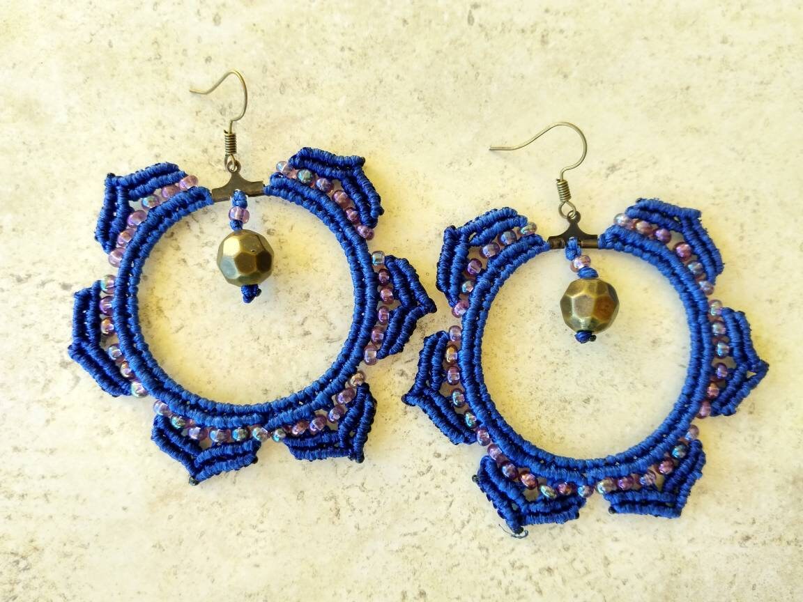 Makrame Ohrringe Tribal Creolen mit Perlen Blau Boho Schmuck