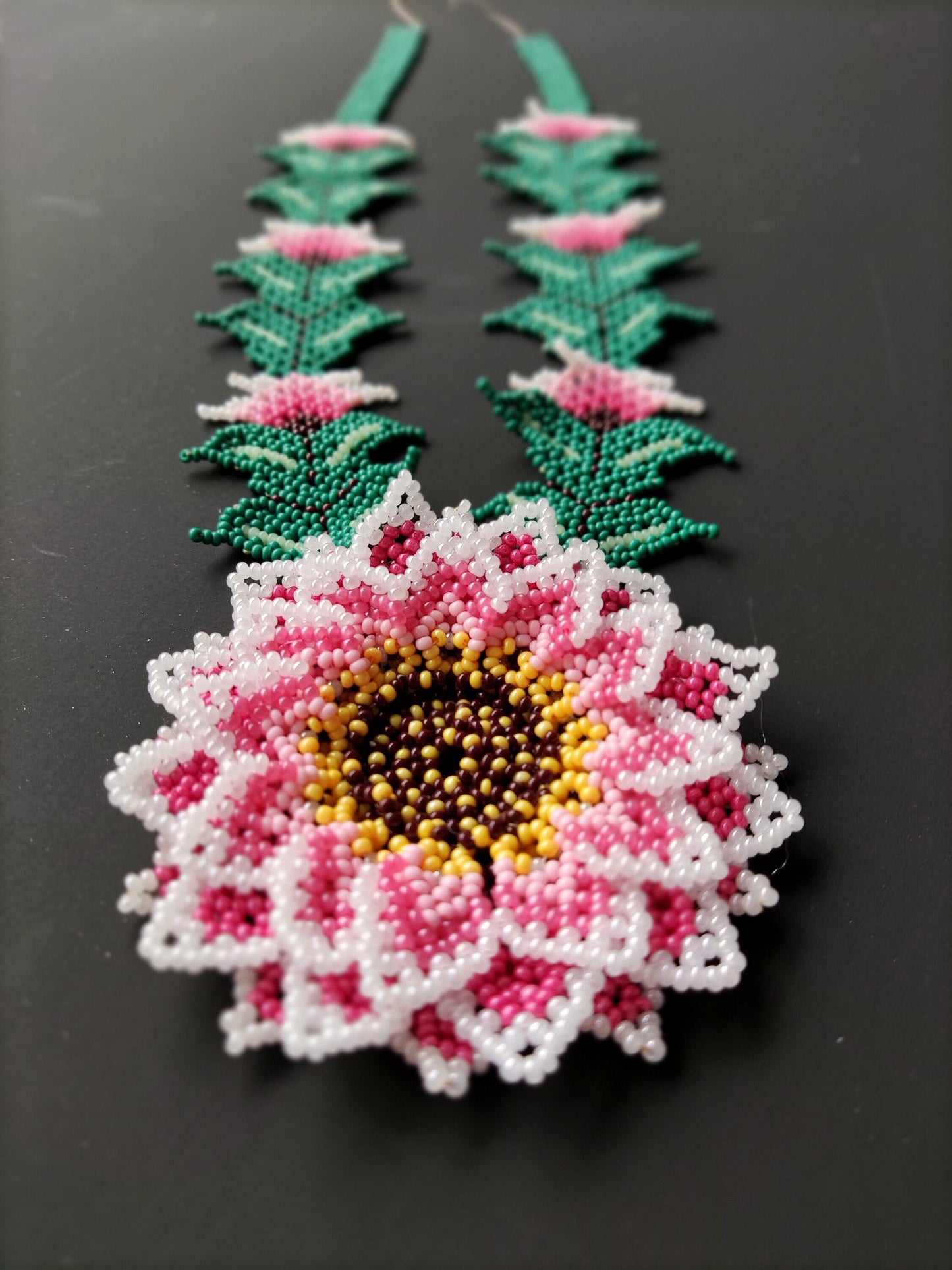 Halskette Perlenkette mit 3D Blumen Huichol Ethno Indianisch