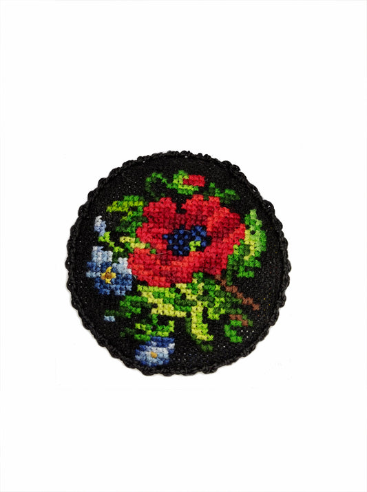 Brosche Kreutz bestickt Mohnblume